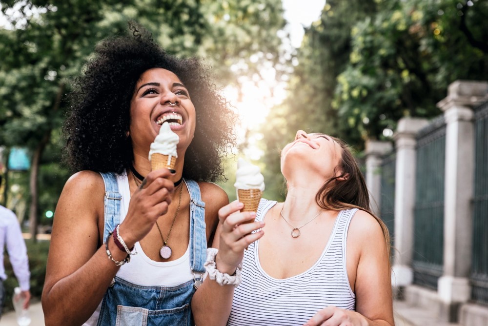 Zwei Frauen essen Eis und freuen sich